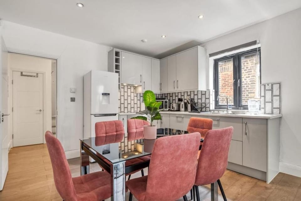 Kitchen or kitchenette, Living room, Seating area, Dining area