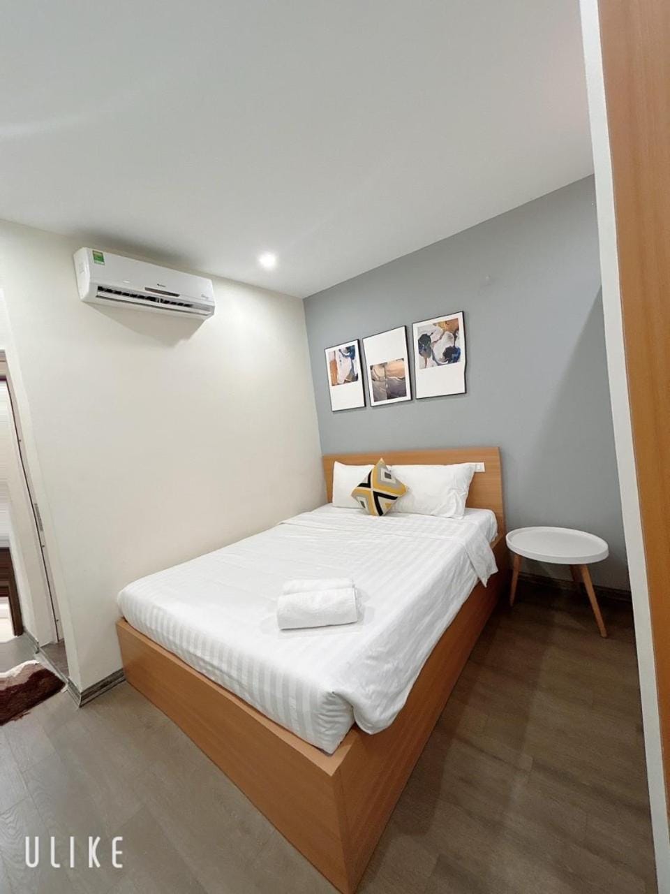 Bed, Photo of the whole room, Bedroom, towels, air conditioner