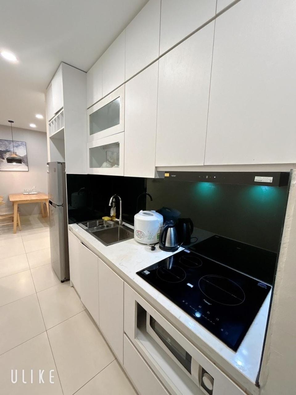 Kitchen or kitchenette, microwave, stove