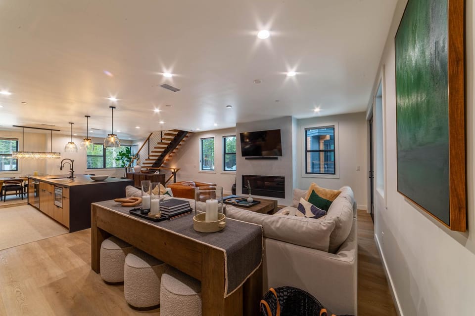 Spectacular New 4BR Townhome: Garage, Jacuzzi, BBQ House in Mammoth Lakes