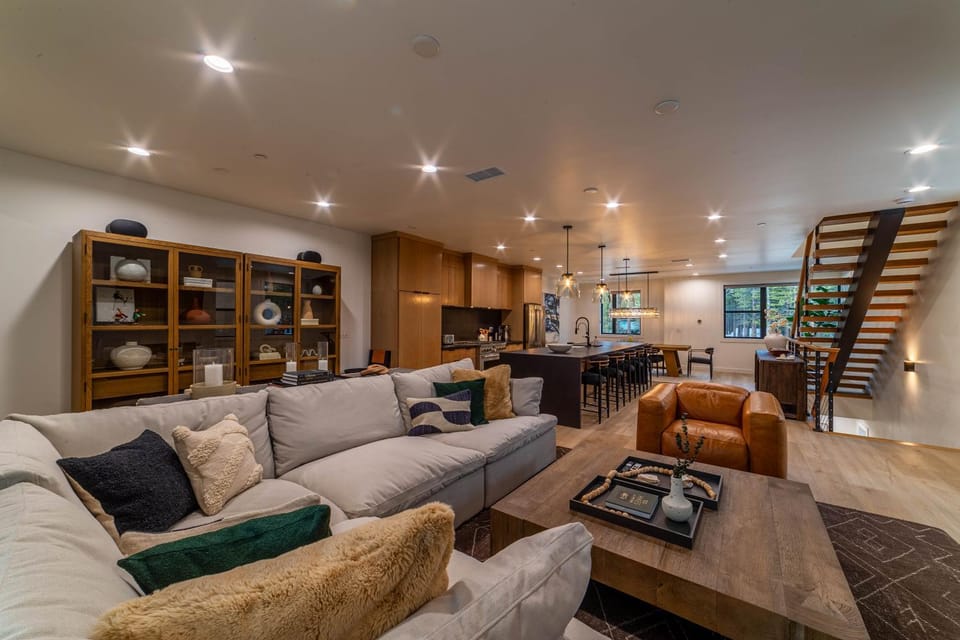 Spectacular New 4BR Townhome: Garage, Jacuzzi, BBQ House in Mammoth Lakes