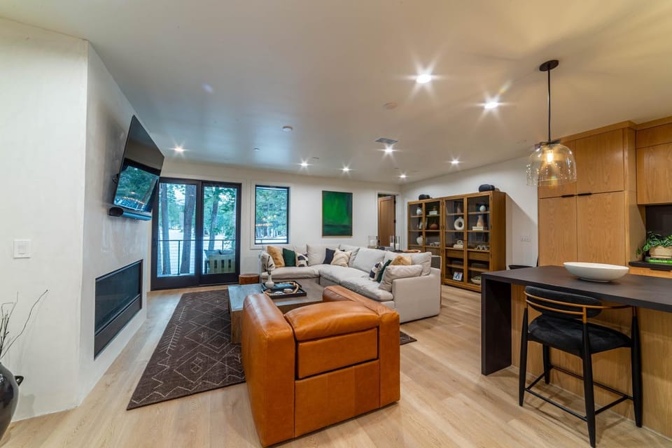 Spectacular New 4BR Townhome: Garage, Jacuzzi, BBQ House in Mammoth Lakes