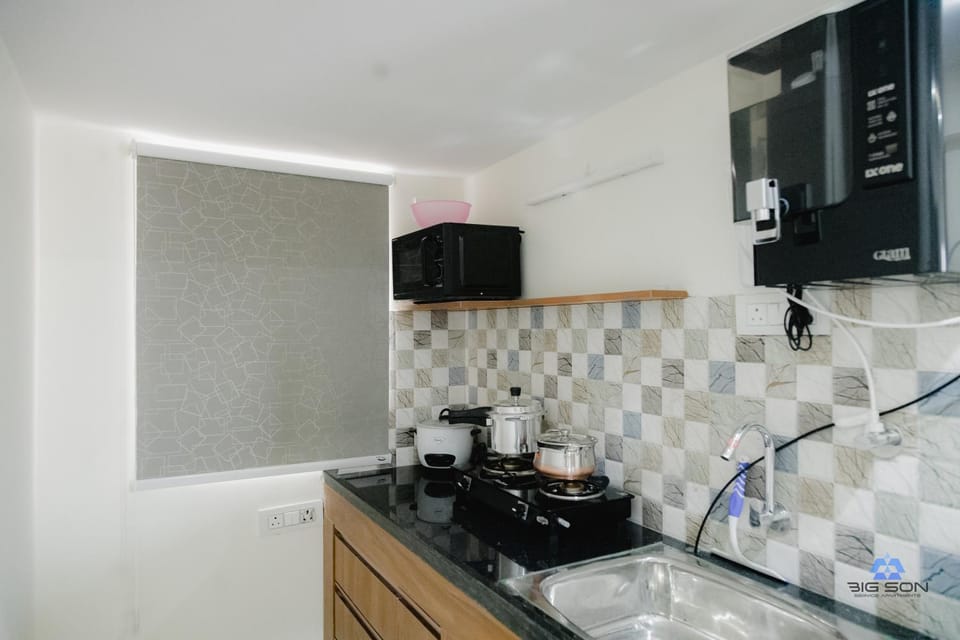 Coffee/tea facilities, Kitchen or kitchenette, stove