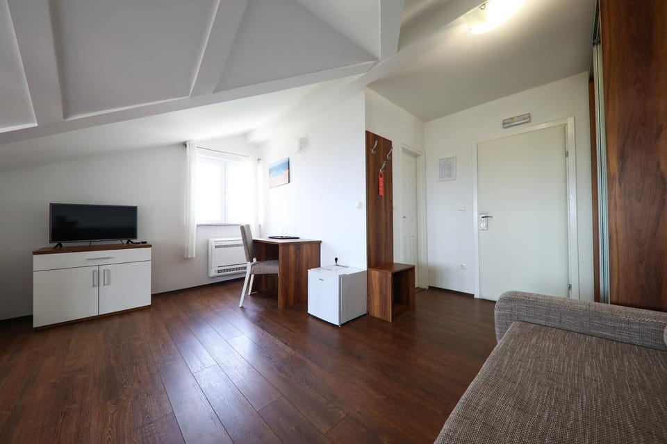 Communal lounge/ TV room, TV and multimedia, Living room