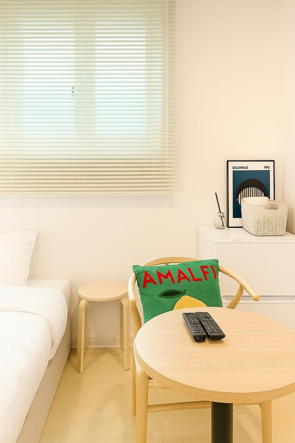 Bed, TV and multimedia, Photo of the whole room, Seating area, Bedroom