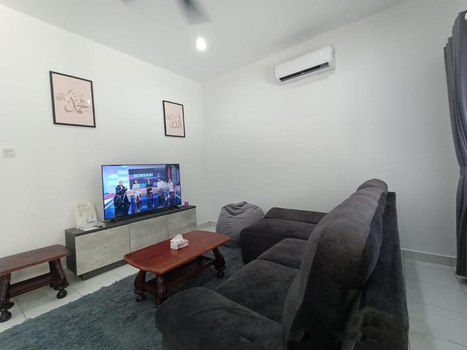 Communal lounge/ TV room, TV and multimedia, Living room, air conditioner