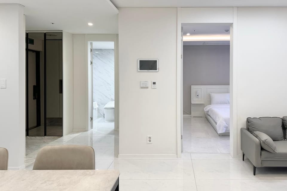 Bed, Living room, Photo of the whole room, Seating area, Bedroom