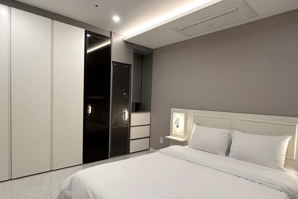 Bed, Photo of the whole room, Bedroom, wardrobe