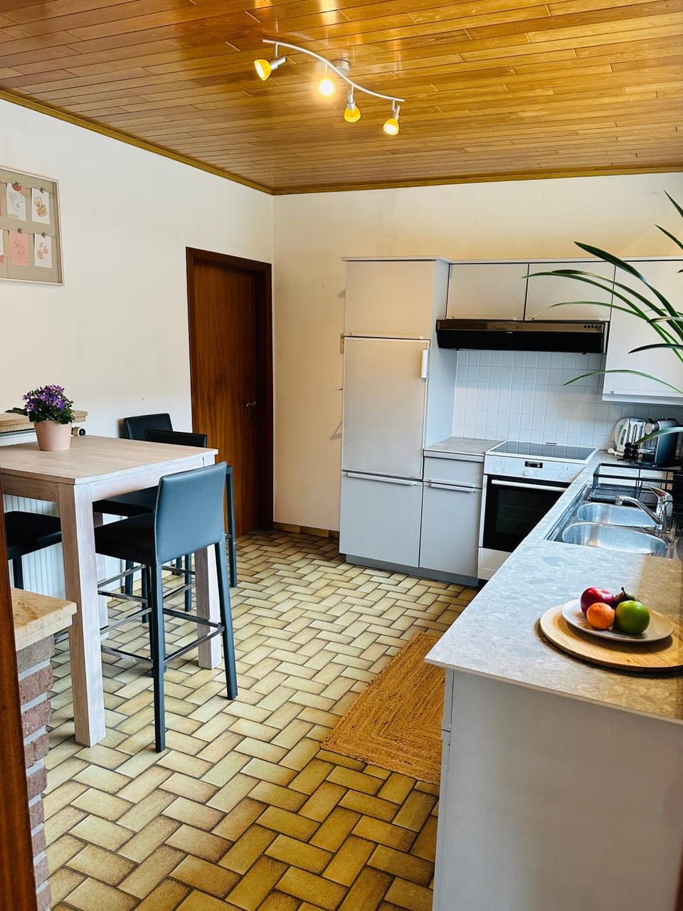 Kitchen or kitchenette, Food and drinks, Dining area, Food, oven, stove