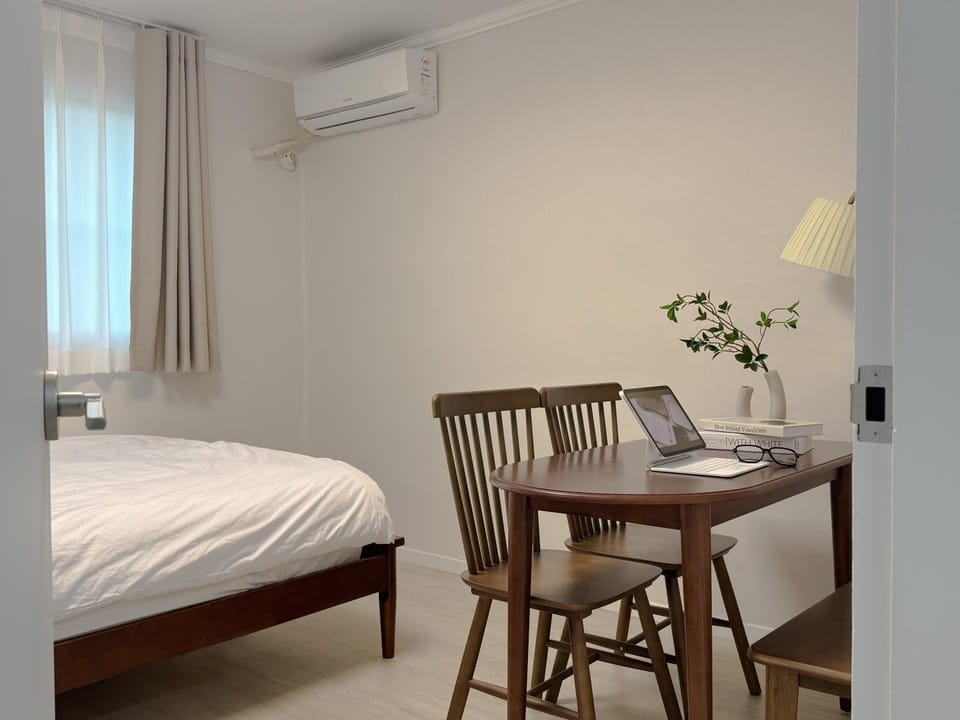 Bed, Photo of the whole room, Seating area, Dining area, Bedroom, air conditioner