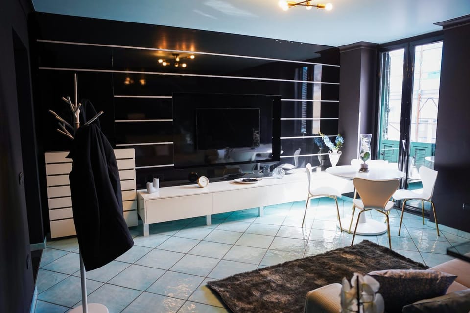 Communal lounge/ TV room, TV and multimedia, Living room, Seating area, Dining area