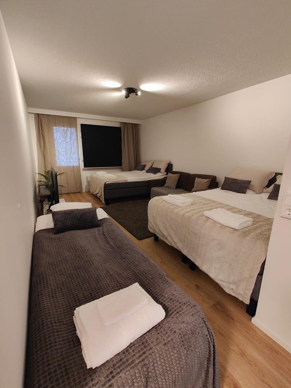 Bed, TV and multimedia, Photo of the whole room, Bedroom, towels