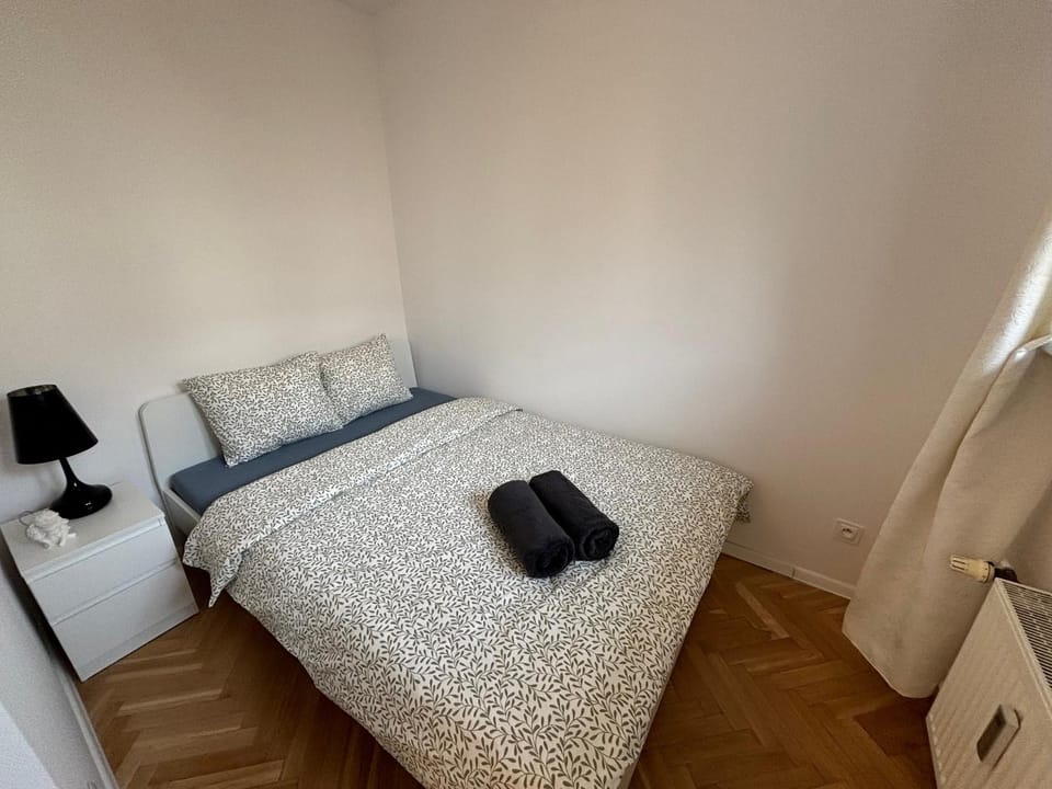 Bed, Bedroom, towels