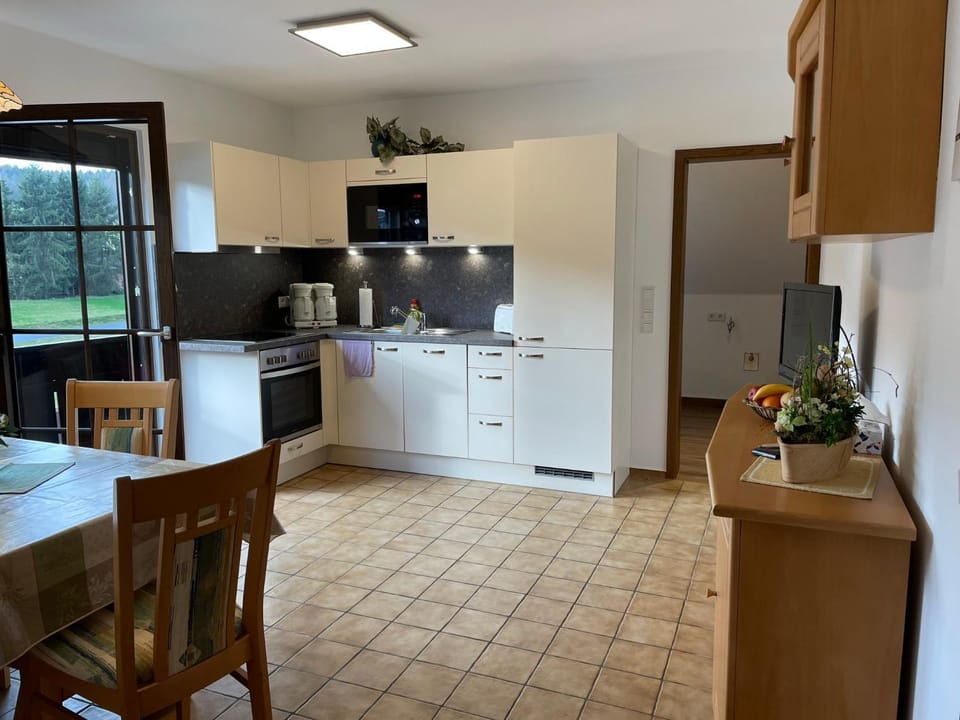 Kitchen or kitchenette, Dining area, dishwasher, pet friendly, stove