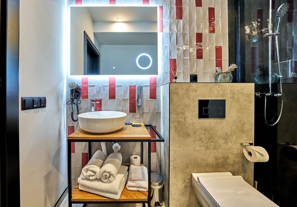 Shower, Toilet, Bathroom, towels