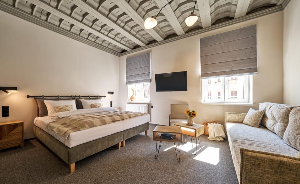 Bed, TV and multimedia, Photo of the whole room, Bedroom