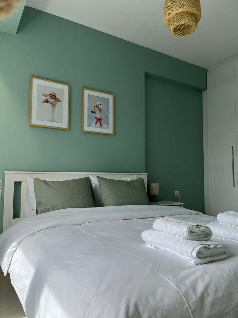 Bed, towels