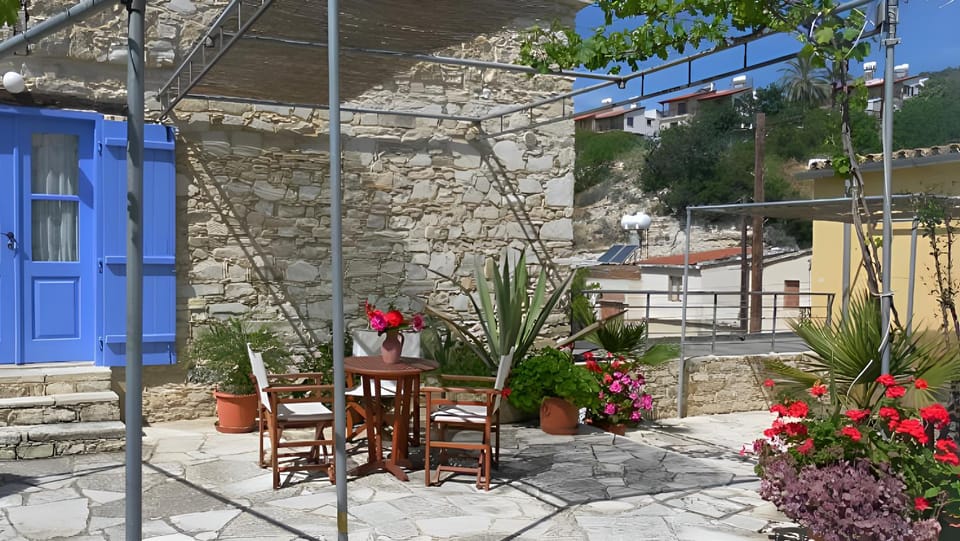 Property building, Patio, Balcony/Terrace