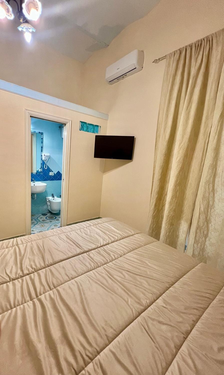 Bed, TV and multimedia, Photo of the whole room, Bedroom, air conditioner