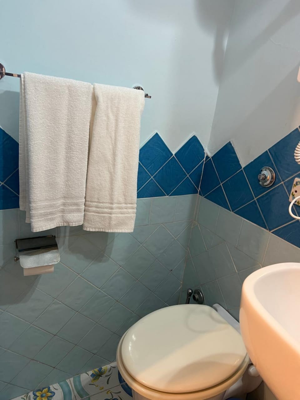 Shower, Toilet, Bathroom, bidet, towels