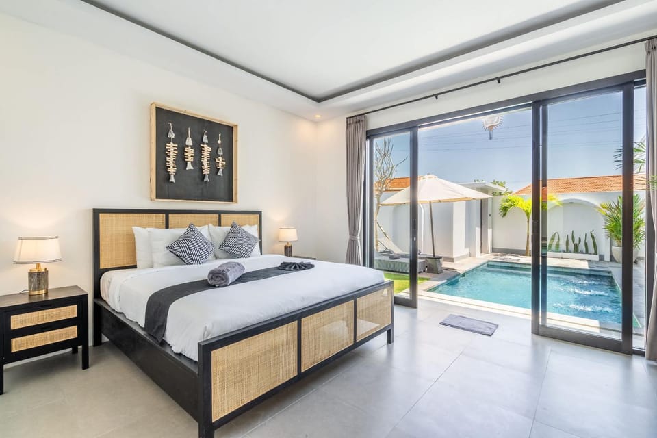Bed, Photo of the whole room, Bedroom, Pool view, Family