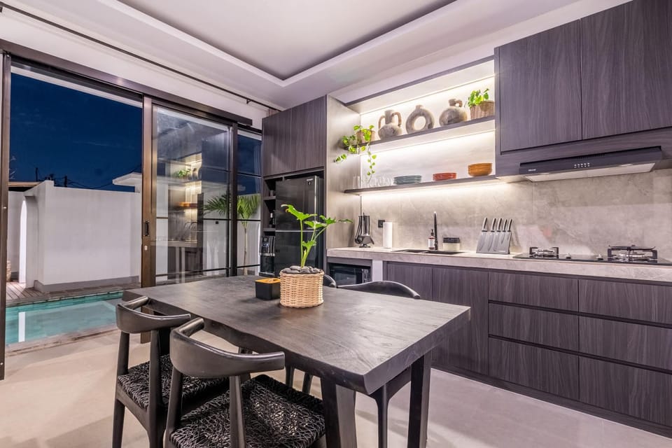 Kitchen or kitchenette, Dining area, Pool view, Swimming pool, stove