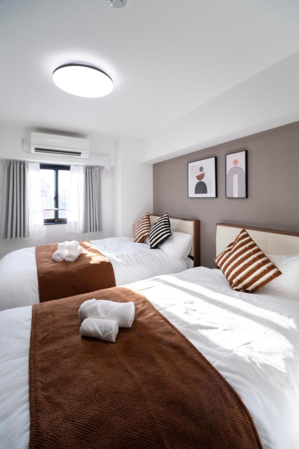 Bed, Bedroom, towels