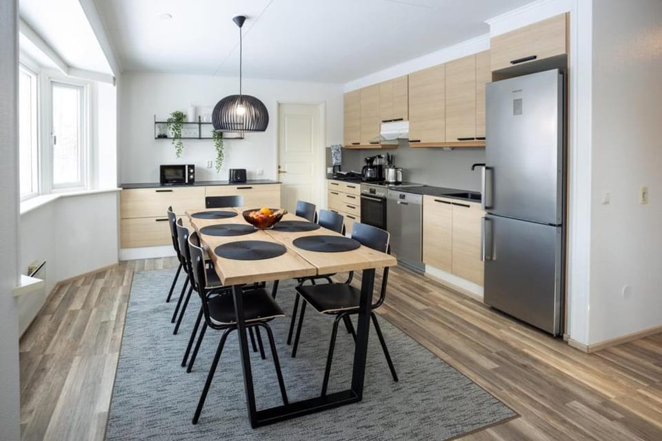 Dining area, dishwasher, oven, pet friendly, kitchen