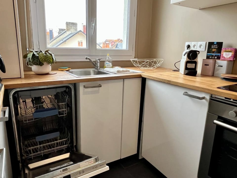 Coffee/tea facilities, Kitchen or kitchenette, dishwasher, oven, stove, toaster