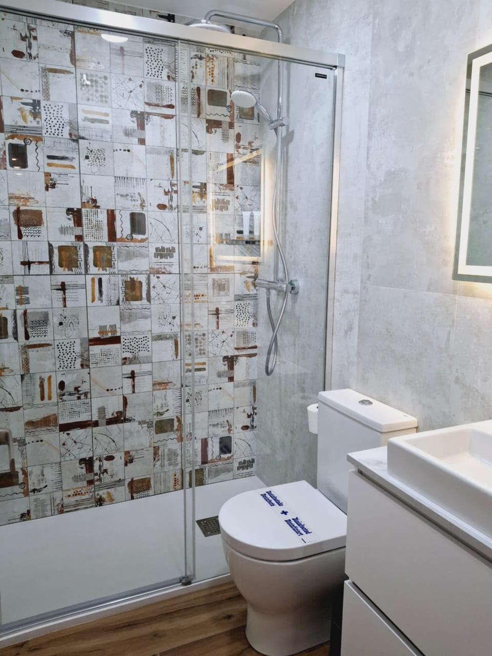 Shower, Toilet