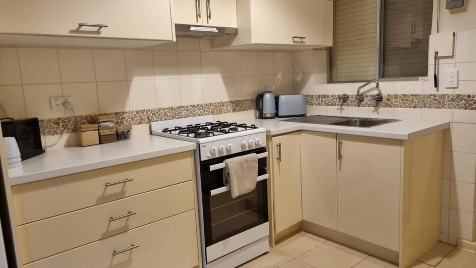 Coffee/tea facilities, Kitchen or kitchenette, stove, toaster