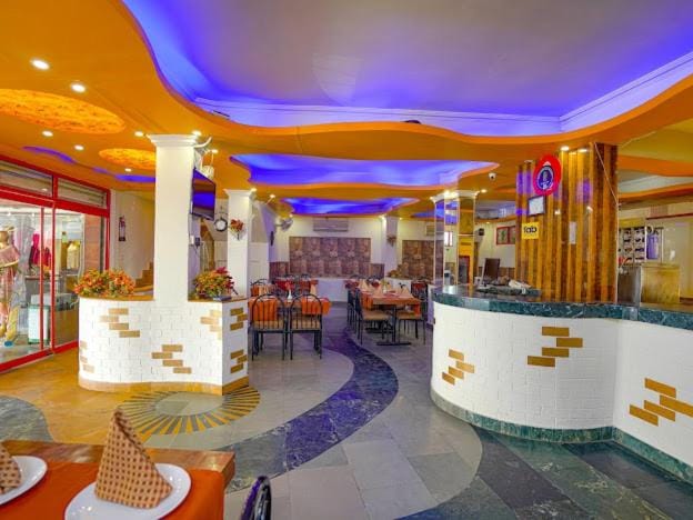 Restaurant/places to eat, Seating area
