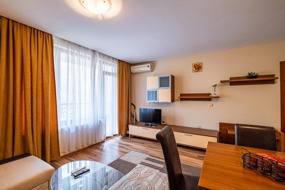 TV and multimedia, Living room, Seating area, Dining area, Evening entertainment, air conditioner