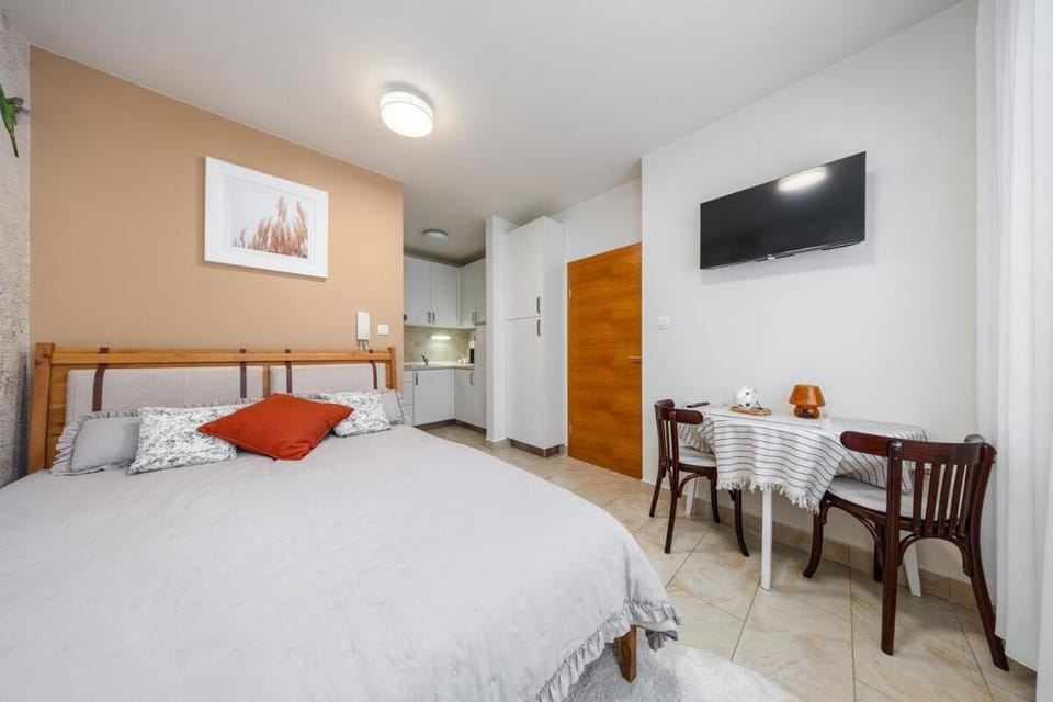 Bed, TV and multimedia, Living room, Photo of the whole room, Seating area, Dining area, Bedroom