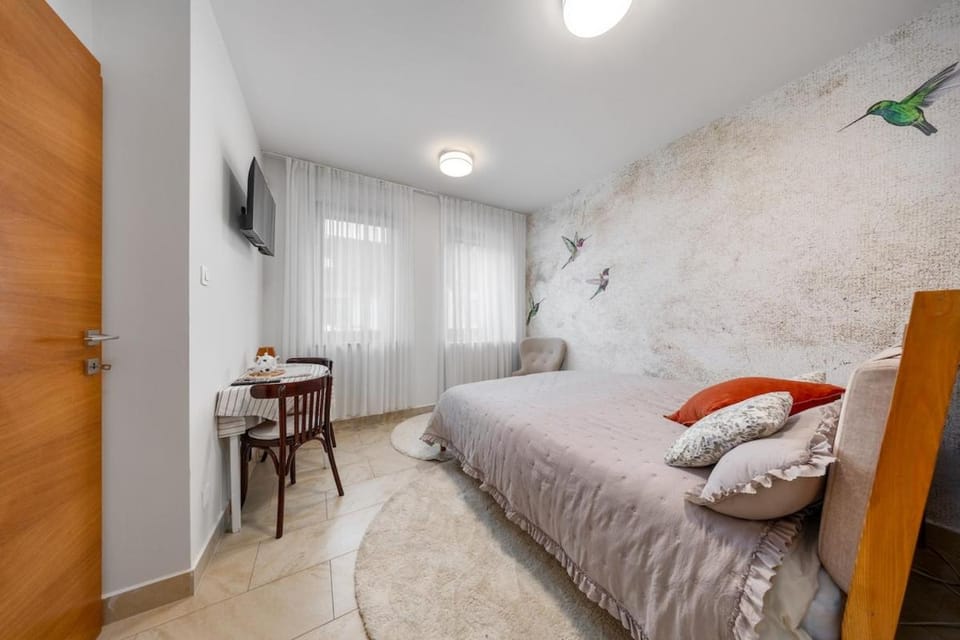 Bed, TV and multimedia, Photo of the whole room, Bedroom