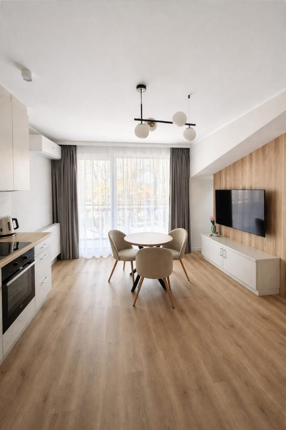 Kitchen or kitchenette, Seating area, Dining area, stove
