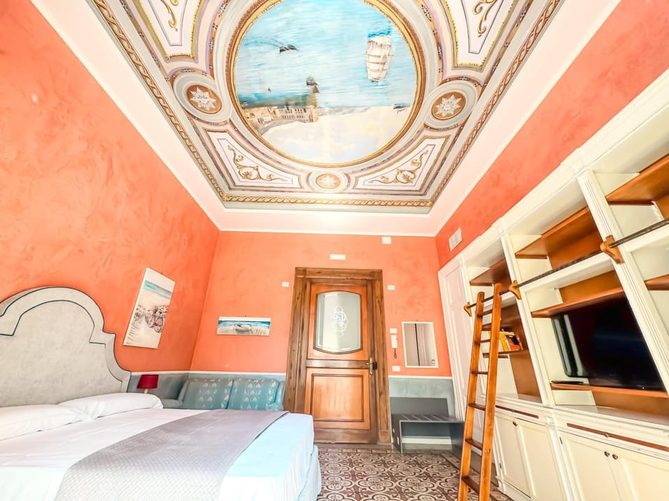 Bed, TV and multimedia, Photo of the whole room, wardrobe