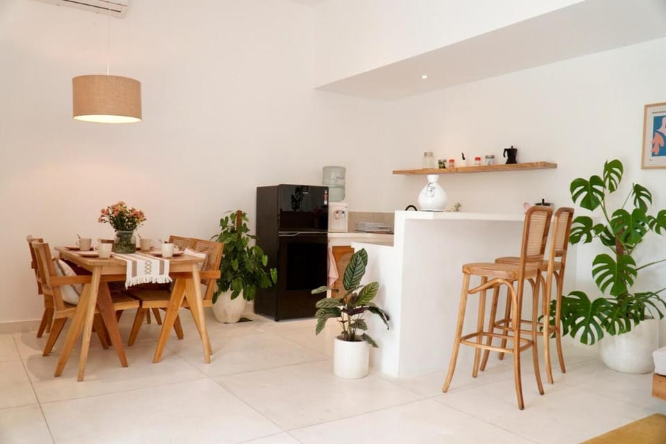 Kitchen or kitchenette, Living room, Seating area, Dining area