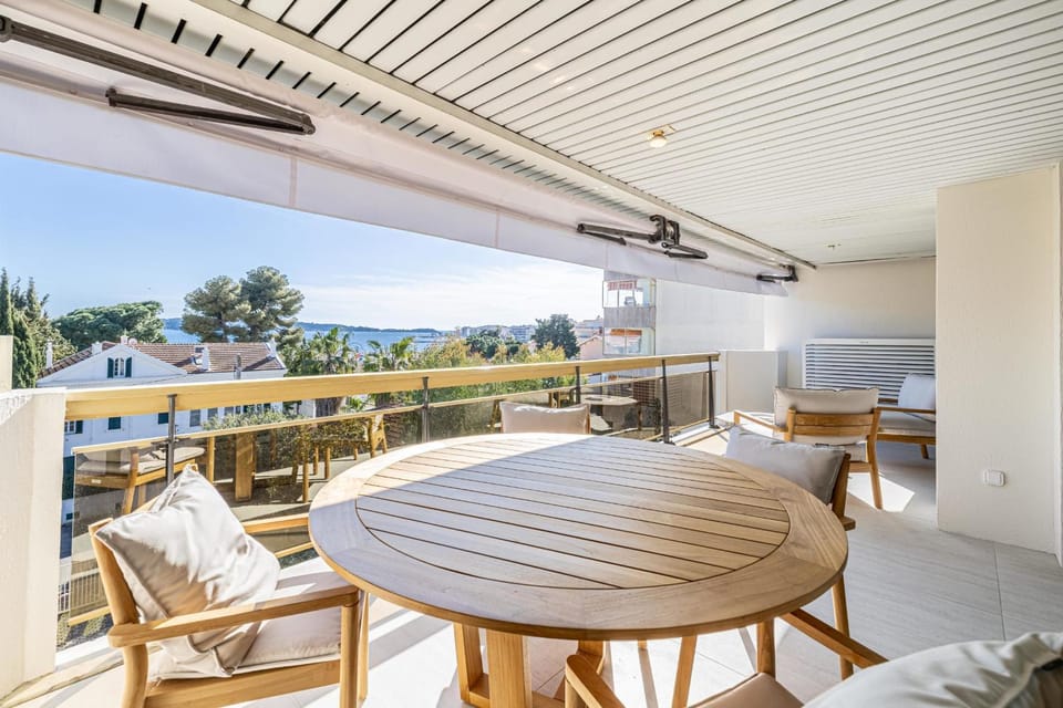 REF 1980 - Cannes palm Beach sea view Apartment in Cannes