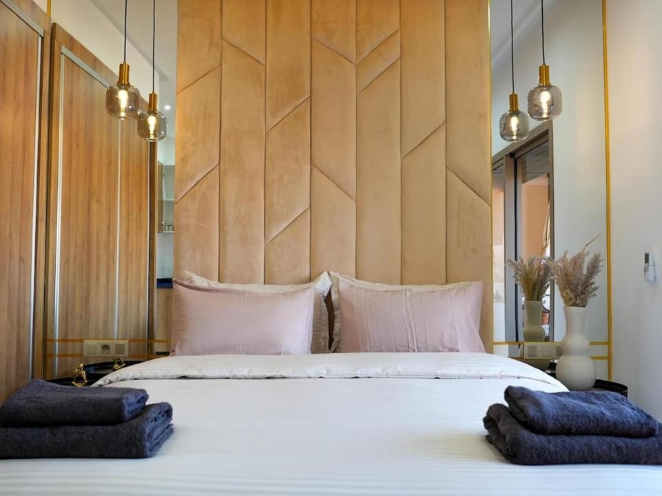 Bed, Bedroom, towels, wardrobe