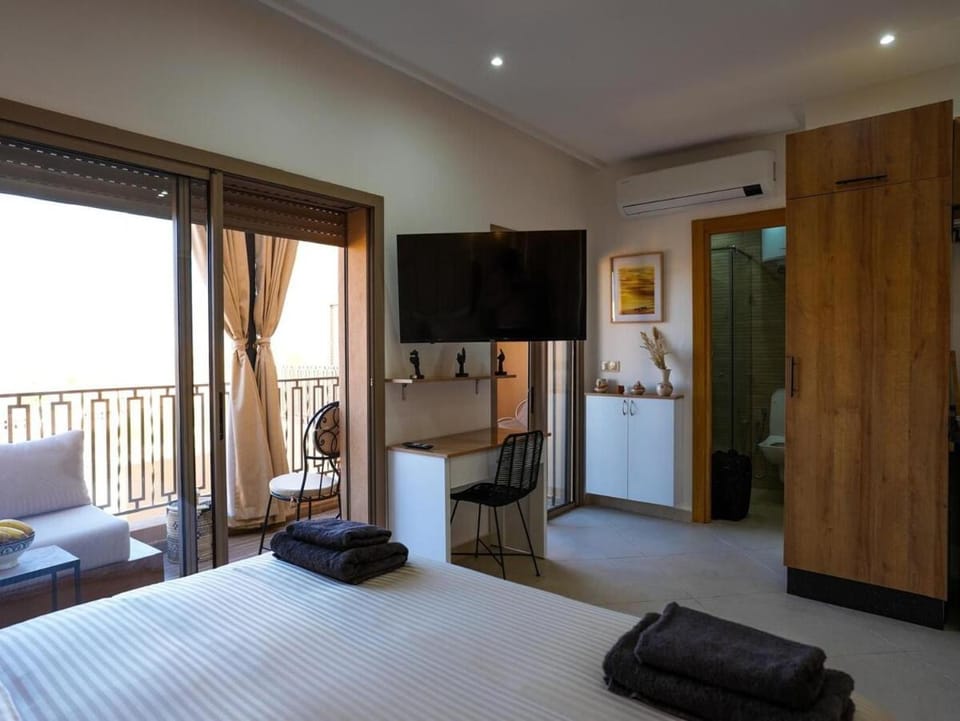 TV and multimedia, Seating area, Bedroom