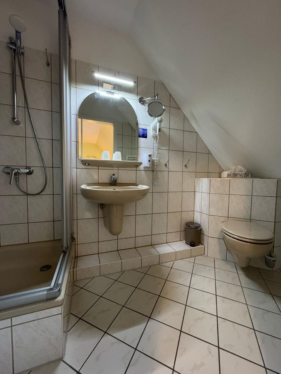 Shower, Toilet