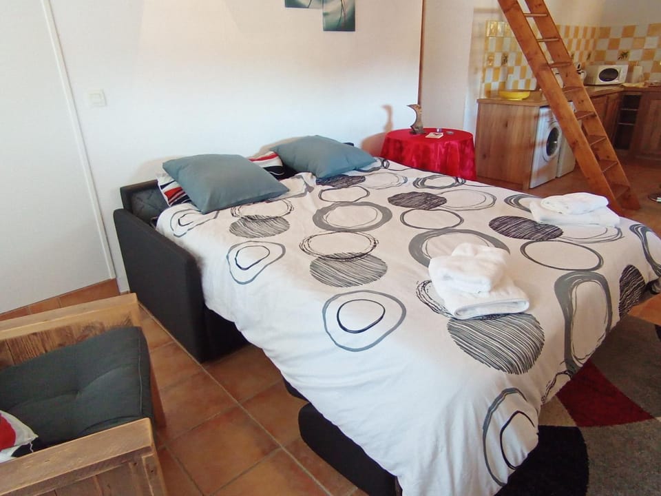Bed, Living room