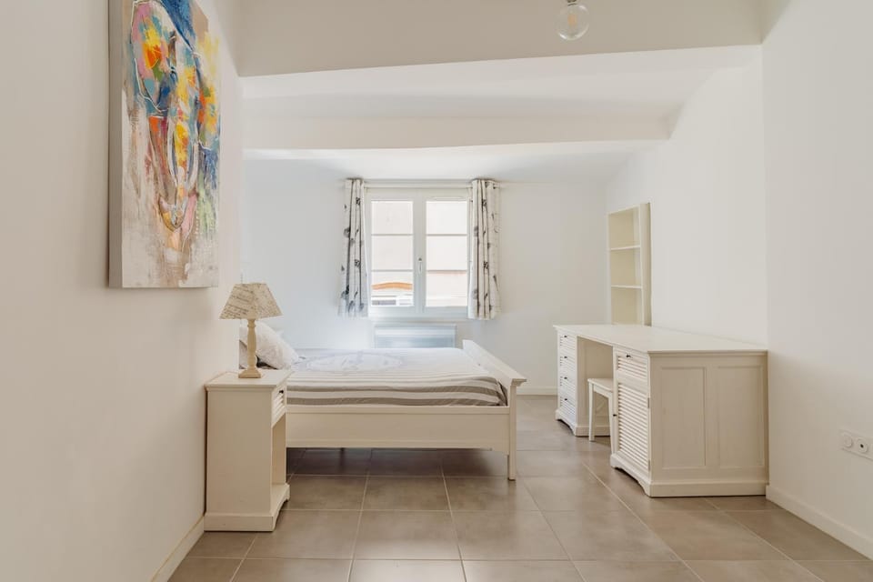 Photo of the whole room, Bedroom