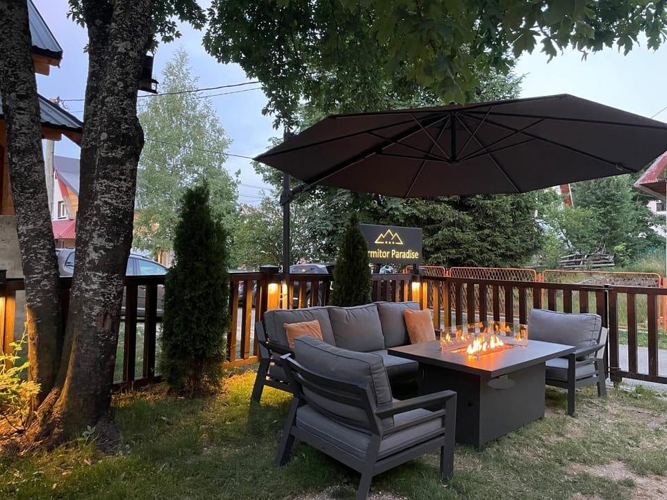 Garden, Seating area, fireplace