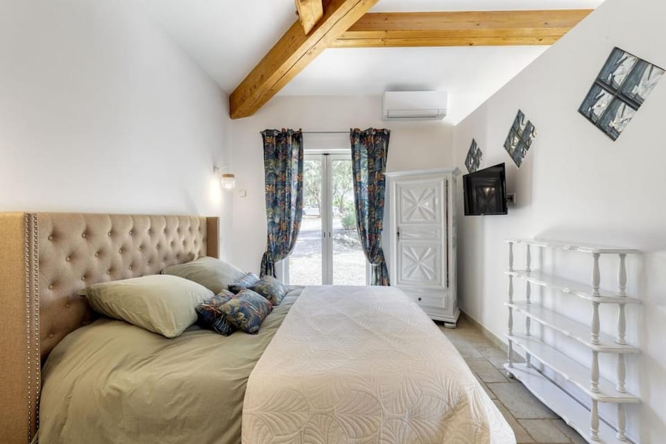 Bed, TV and multimedia, Photo of the whole room, Bedroom