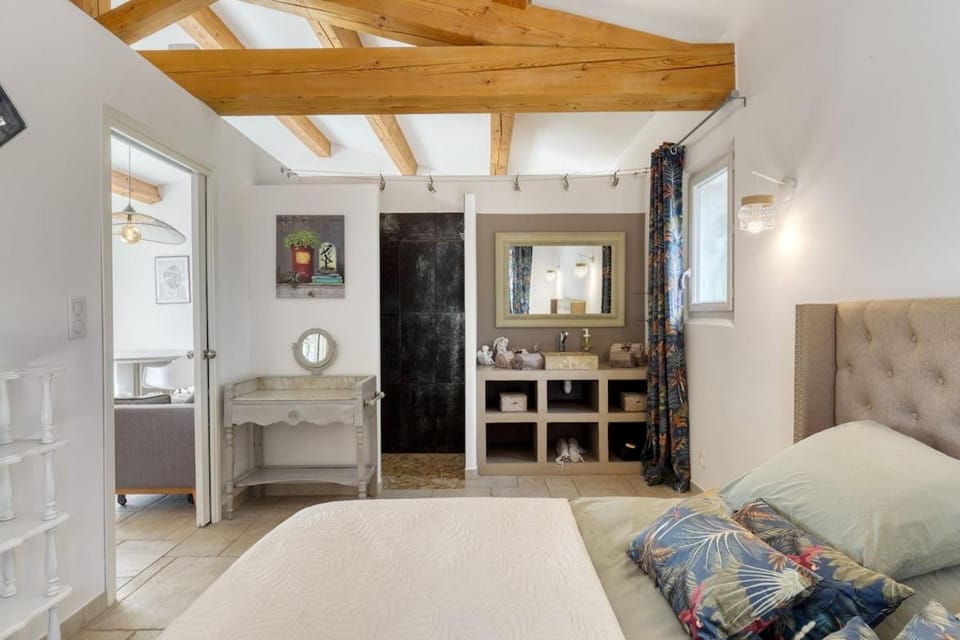 Photo of the whole room, Bedroom
