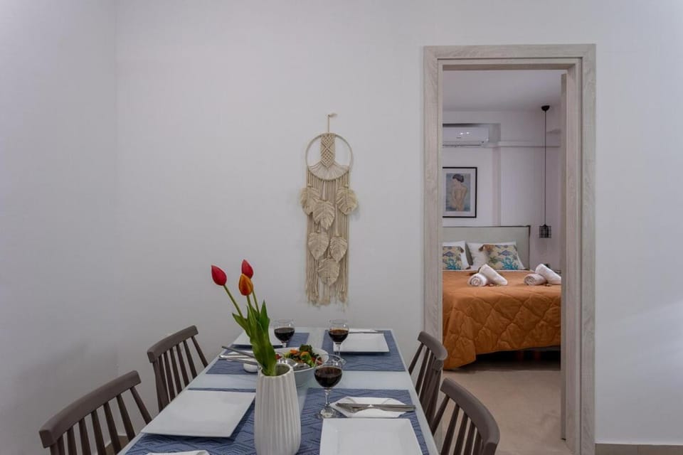 Photo of the whole room, Dining area, Bedroom