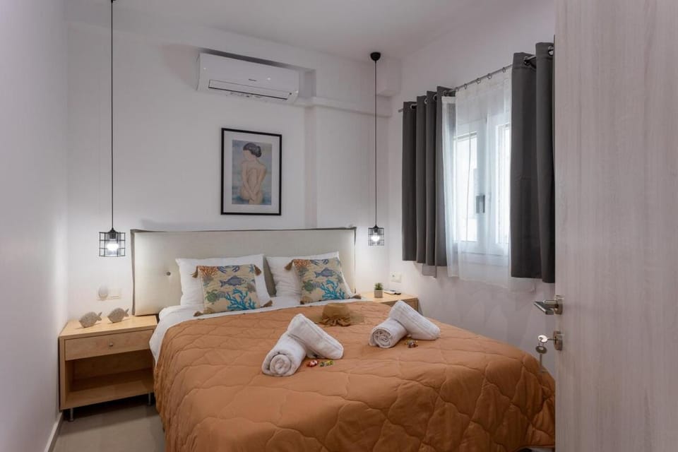 Photo of the whole room, Bedroom, towels