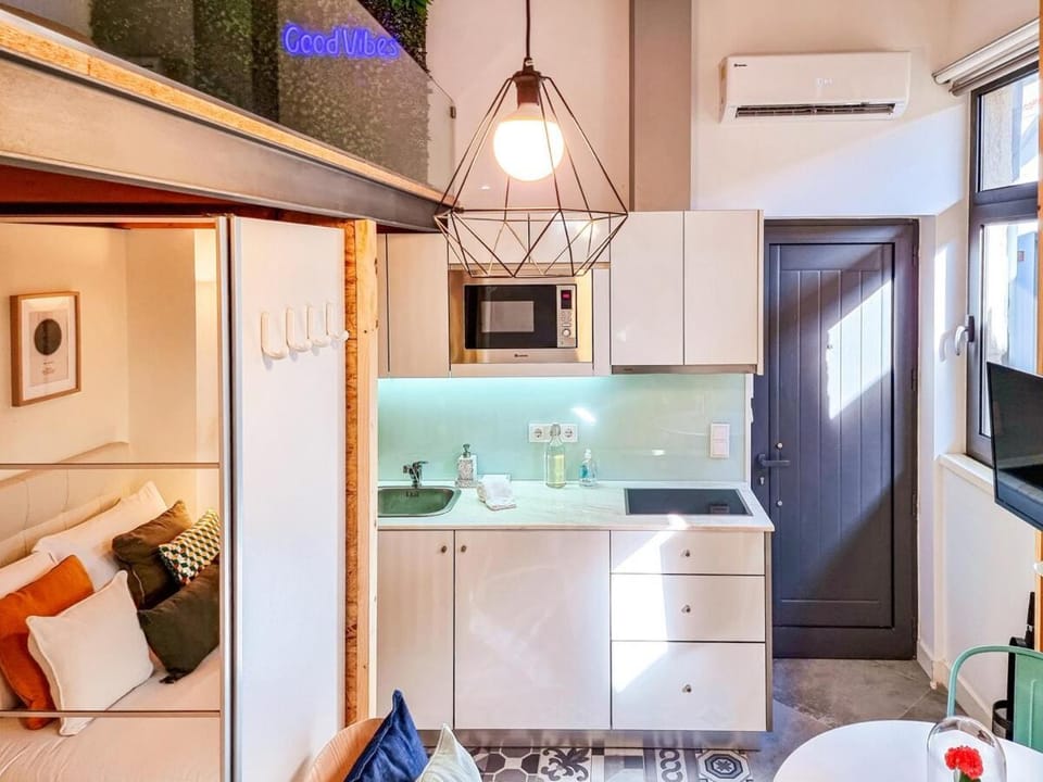 House with exclusive terrace in a private condo Bed and Breakfast in Porto